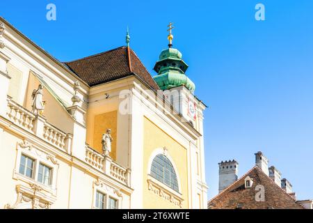 Une vue détaillée de la tour de l'église écossaise - Schottenkirche à Vienne, Autriche Banque D'Images