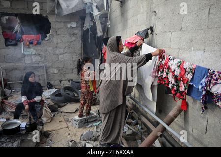 Rafah, Gaza. 12 novembre 2023. Amal al al-Robayaa 44, étalé les vêtements au milieu des ruines de la maison familiale détruite lors d’une frappe israélienne à Rafah, dans le Sud de la bande de Gaza, le dimanche 7 novembre 2023. Robayaa dit que l'immeuble dans lequel il vivait a été détruit par un bombardement israélien le 7 octobre, le premier jour de la guerre à Gaza. Amal Rabayaa, mari d’Imad, s’infiltre maintenant avec d’autres membres de sa famille dans une école des Nations Unies à Rafah, mais rentre chez elle le matin et fait face à la lutte quotidienne pour trouver de la nourriture et de l’eau. Photo par Ismael Mohamad/UPI crédit : UPI/Alamy Live News Banque D'Images