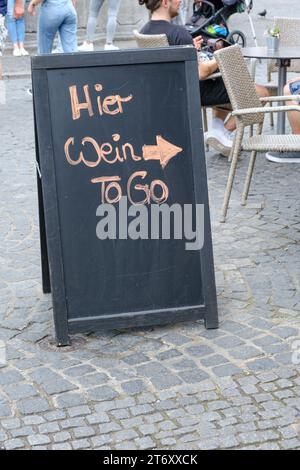 Board montre la vente de vin dans le centre-ville de Würzburg. Banque D'Images