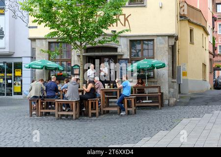 Vue des touristes et des habitants assis à l'extérieur du Bar Sternbäck pour le déjeuner à Würzburg. Banque D'Images