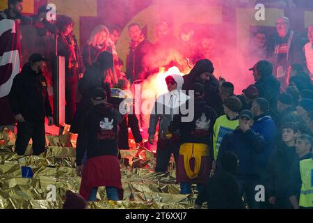 Salerne, Italie. 12 novembre 2023. Supporters de L'AS Roma lors du match de Serie A entre le SS Lazio et L'AS Roma au Stadio Olimpico le 12 novembre 2023 à Rome, en Italie. Crédit : Giuseppe Maffia/Alamy Live News Banque D'Images