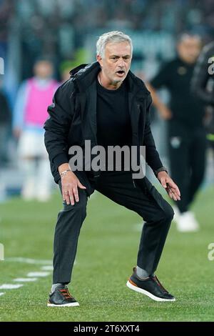 Salerne, Italie. 12 novembre 2023. Jose Mourinho entraîneur-chef de L'AS Roma Gestures lors du match de Serie A entre le SS Lazio et L'AS Roma au Stadio Olimpico le 12 novembre 2023 à Rome, en Italie. Crédit : Giuseppe Maffia/Alamy Live News Banque D'Images