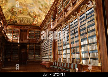 Vue de la bibliothèque avec 200 000 volumes du monastère de Strahov à Prague Banque D'Images