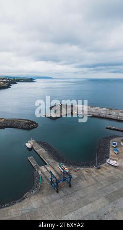 Une vue panoramique sur un plan d'eau tranquille, avec plusieurs petits bateaux aux Philippines Banque D'Images