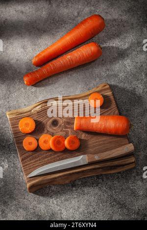 Carottes hachées sur planche de cuisine en bois et couteau Banque D'Images