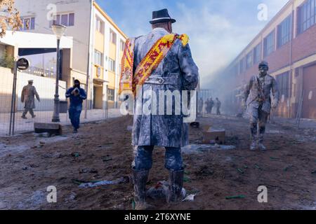 IBI, Espagne - 28 décembre 2022 : vue arrière d'un homme debout avec une ceinture espagnole lors d'une bataille traditionnelle de farine à Ibi, Espagne Banque D'Images