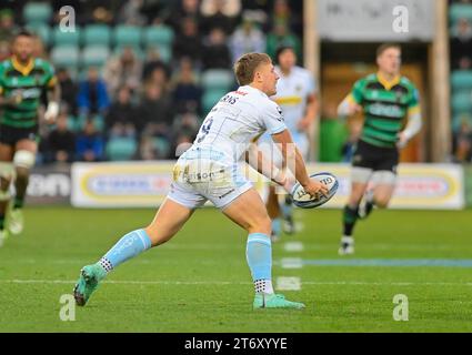 Northampton ANGLETERRE - 12 2023 novembre : Tom Cairns d'Exeter Chiefs passe le ballon pendant le match entre Northampton Saints et Exeter Chiefs Rugby au Cinch Stadium Franklin Gardens. Northampton Royaume-Uni. Banque D'Images