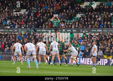 Northampton ANGLETERRE - 12 2023 novembre : Alex Moon Northampton Saints remporte le ballon lors du match entre Northampton Saints et Exeter Chiefs Rugby au Cinch Stadium Franklin’s Gardens. Northampton Royaume-Uni. Banque D'Images