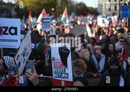 Une sélection de photos prises le 11 novembre 2023 de la marche pro-palestinienne et du week-end de l'armistice. Banque D'Images