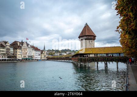 Lucerne, anciennes maisons peintes historiques cité médiévale en Suisse Banque D'Images