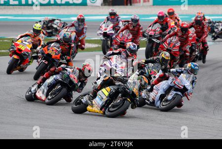 Le coureur espagnol Alex Marquez de Gresini Racing MotoGP (R) mène le peloton lors de la course MotoGP du Grand Prix Petronas de Malaisie sur le circuit international de Sepang. (Photo de Wong Fok Loy / SOPA Images/Sipa USA) Banque D'Images