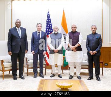 New Delhi, Inde. 10 novembre 2023. De gauche à droite : le secrétaire américain à la Défense Lloyd Austin, le secrétaire d'État américain Tony Blinken, le premier ministre indien Narendra Modi, le ministre indien de la Défense Rajnath Singh et le ministre indien des Affaires extérieures, Subrahmanyam Jaishankar, posent devant une réunion bilatérale, le 10 novembre 2023 à New Delhi, en Inde. Crédit : PIB photo/Press information Bureau/Alamy Live News Banque D'Images