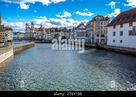 Lucerne, anciennes maisons peintes historiques cité médiévale en Suisse Banque D'Images