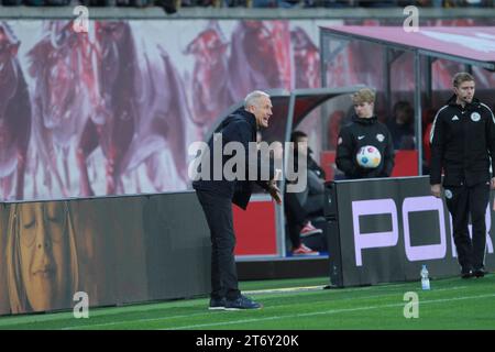 Leipzig, Sachsen, Deutschland, 12.11.2023 : 11. Spieltag in der Fußball-Bundesliga : RB Leipzig - SC Freiburg Freiburg-Trainer Christian Streich gibt seiner Mannschaft vom Spielfeldrand aus Hinweise *** Leipzig, Saxe, Allemagne, 12 11 2023 11 Journée en Bundesliga soccer RB Leipzig SC Freiburg Freiburg l'entraîneur Christian Streich donne à son équipe des instructions depuis la marge Copyright : xdtsxNachrichtenagenturx dts 25716 Banque D'Images