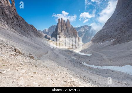 Majestueuses tours Vajolet dans la chaîne Catinaccio des Dolomites, avec refuge de montagne rifugio Re Alberto et une vallée d'éboulis sculptée et abrupte Banque D'Images