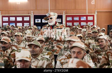 Lepcha, Inde. 12 novembre 2023. Le Premier ministre indien Narendra Modi applaudit à la célébration du festival de Diwali lors d'une visite avec des soldats dans une base himalayenne isolée, le 12 novembre 2023 à Lepcha, Himachal Pradesh, en Inde. Crédit : PIB photo/Press information Bureau/Alamy Live News Banque D'Images