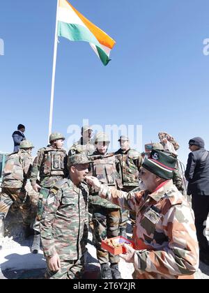 Lepcha, Inde. 12 novembre 2023. Le Premier ministre indien Narendra Modi, à droite, donne un bonbon à un soldat indien pour célébrer la fête de Diwali lors d'une visite avec des soldats dans une base himalayenne isolée, le 12 novembre 2023 à Lepcha, Himachal Pradesh, en Inde. Crédit : PIB photo/Press information Bureau/Alamy Live News Banque D'Images