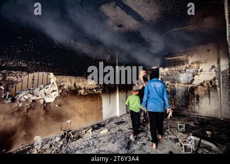 Des Palestiniens inspectent une maison endommagée après un raid militaire israélien dans le camp de réfugiés de Djénine en Cisjordanie. (Photo de Nasser Ishtayeh / SOPA Images/Sipa USA) Banque D'Images