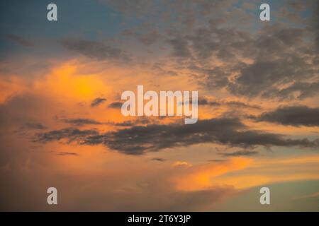 Un ciel partiellement nuageux au coucher du soleil, car le ciel est en partie bleu et en partie doré. Banque D'Images