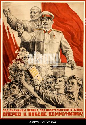 Affiche de propagande soviétique de l'URSS russe 1930 mettant en vedette Staline et Lénine. La légende se lit comme suit : « sous la bannière de Lénine, sous la direction de Staline AVANT LA VICTOIRE DU COMMUNISME ! Sous la bannière de Lénine, sous la direction de Staline – à la victoire du communisme dans notre pays ! - Ivan Mikhailovitch Shagin Banque D'Images