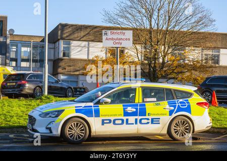 Police Scotland voiture de police marquée, garée dans une zone de stationnement restreinte, spécialement conçue pour les ambulances, Royal Alexandra Hospital, Paisley, Écosse, Banque D'Images