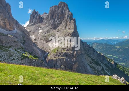 Crête de montagne escarpée s'élevant au-dessus du sentier de randonnée. Trekking alpin dans les Dolomites. Prairie herbeuse et paysage montagneux. Banque D'Images