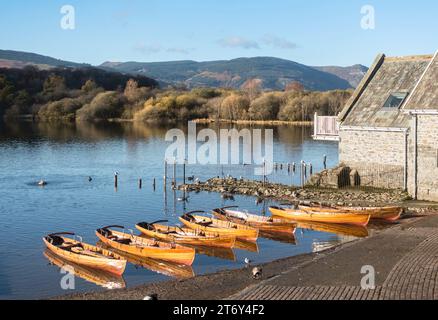 Vue d'automne de bateaux à rames en bois à Dewentwater Lakeside, Keswick, Cumbria, Angleterre, Royaume-Uni Banque D'Images