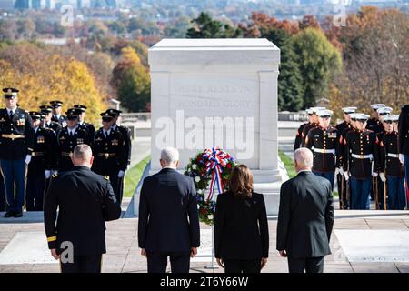 Arlington, États-Unis. 11 novembre 2023. De gauche à droite : région de la capitale nationale Commandant-général le major général Trevor Bredenkamp, Secrétaire des anciens Combattants Denis McDonough, Vice-présidente Kamala Harris, et le président américain Joe Biden, debout pour un moment de silence à la tombe du Soldat inconnu lors de la célébration de la 70e Journée nationale des anciens combattants au cimetière national d'Arlington, le 11 novembre 2023 à Arlington, en Virginie. Crédit : Elizabeth Fraser/US Army photo/Alamy Live News Banque D'Images