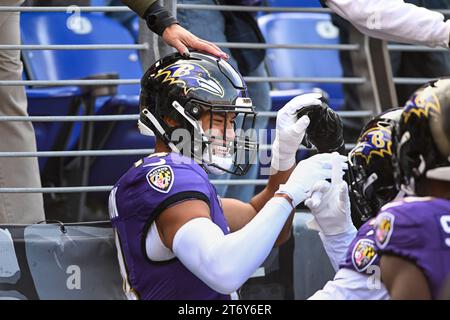 Baltimore, États-Unis. 12 novembre 2023. Sécurité des Ravens de Baltimore Kyle Hamilton (14 ans) célèbre une interception de 18 yards pour un touchdown contre les Browns de Cleveland lors de la première mi-temps au M&T Bank Stadium de Baltimore, Maryland, le dimanche 12 novembre 2023. Photo de David Tulis/UPI crédit : UPI/Alamy Live News Banque D'Images