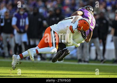 Baltimore, États-Unis. 12 novembre 2023. La sécurité des Browns de Cleveland Juan Thornhill (1 ans) renverse les Ravens de Baltimore Gus Edwards (35 ans) lors de la première mi-temps au M&T Bank Stadium de Baltimore, Maryland, le dimanche 12 novembre 2023. Photo de David Tulis/UPI crédit : UPI/Alamy Live News Banque D'Images