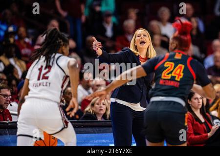 12 novembre 2023 : Brenda Frese, entraîneur-chef des Terrapins du Maryland, tente de récupérer son équipe contre les Gamecocks de Caroline du Sud lors du premier quart-temps du match de basket-ball féminin de la SEC au Colonial Life Arena de Columbia, SC. (Scott Kinser/CSM) Banque D'Images