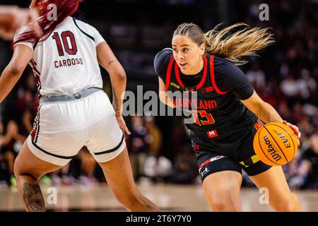 12 novembre 2023 : les Terrapins du Maryland gardent Faith Masonius (13) devant le centre des Gamecocks de Caroline du Sud Kamilla Cardoso (10) pendant le premier quart du match de basket-ball féminin de la SEC à Colonial Life Arena à Columbia, SC. (Scott Kinser/CSM) Banque D'Images