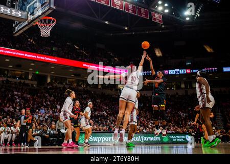 12 novembre 2023 : les Terrapins du Maryland gardent Shyanne Sellers (0) tirs sur le centre des Gamecocks de Caroline du Sud Kamilla Cardoso (10) pendant le deuxième quart du match de basket-ball féminin de la SEC à Colonial Life Arena à Columbia, SC. (Scott Kinser/CSM) Banque D'Images