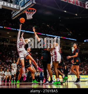 12 novembre 2023 : Chloe Kitts (21), attaquant des Gamecocks de Caroline du Sud, tire lors du troisième quart-temps contre les Terrapins du Maryland lors du match de basket-ball féminin de la SEC au Colonial Life Arena de Columbia, SC. (Scott Kinser/CSM) Banque D'Images