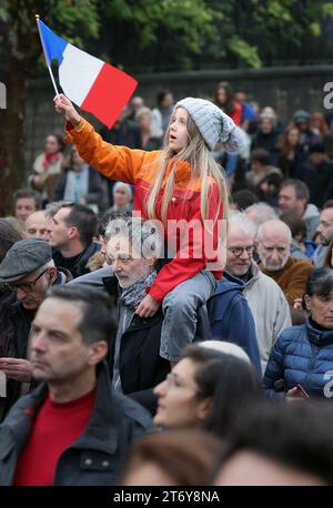 Paris, France. 12 novembre 2023. Les gens défilent dans les rues de Paris lors d’une marche contre l’antisémitisme le dimanche 12 novembre 2023. Plus de 100 000 personnes ont défilé dans la capitale pour protester contre la montée de l'antisémitisme à la suite de la guerre en cours d'Israël contre le Hamas à Gaza. Photo de Maya Vidon-White/UPI crédit : UPI/Alamy Live News Banque D'Images