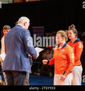 Almere, pays-Bas. 12 novembre 2023. ALMERE, PAYS-BAS - NOVEMBRE 12 : Sanne Vermeer Sportschool Poelstra reçoit son quatrième dan lors de la deuxième journée des Championnats nationaux néerlandais de judo au Topsportcentrum Almere le 12 novembre 2023 à Almere, pays-Bas (photo de Kees Kuijt/Orange Pictures) crédit : Orange pics BV/Alamy Live News Banque D'Images