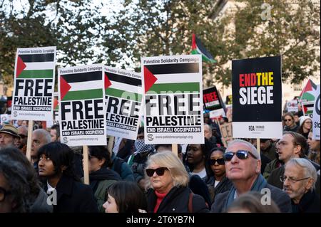 Le 11 novembre 2023, des centaines de milliers de personnes ont défilé en soutien à la Palestine, réclamant un cessez-le-feu et la fin des bombardements de Gaza. Banque D'Images
