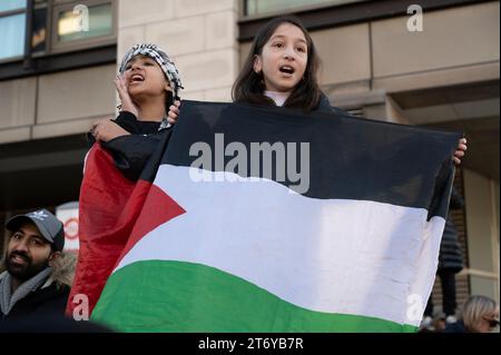 Le 11 novembre 2023, des centaines de milliers de personnes ont défilé en soutien à la Palestine, réclamant un cessez-le-feu et la fin des bombardements de Gaza Banque D'Images