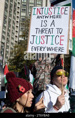 Le 11 novembre 2023, des centaines de milliers de personnes ont défilé en soutien à la Palestine, réclamant un cessez-le-feu et la fin des bombardements de Gaza Banque D'Images