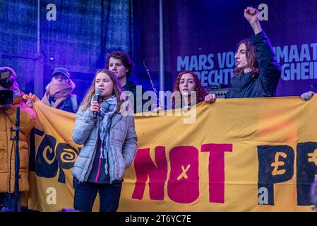 Amsterdam, Hollande du Sud, pays-Bas. 12 novembre 2023. GRETA THUNBERG, activiste climatique, s’adresse à une foule de plus de 70 000 manifestants climatiques. Le 12 novembre 2023, plus de 70 000 personnes se sont rendues pour la marche nationale des pays-Bas pour le climat et la justice. Les événements comprenaient des artistes musicaux, des discours de militants sociaux et climatiques, et des discours de politiciens et de candidats politiques néerlandais. (Image de crédit : © James Petermeier/ZUMA Press Wire) USAGE ÉDITORIAL SEULEMENT! Non destiné à UN USAGE commercial ! Crédit : ZUMA Press, Inc./Alamy Live News Banque D'Images