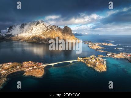 Vue aérienne de rochers enneigés, îles, mer, pont, ciel nuageux Banque D'Images