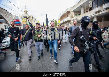 Djénine, Palestine. 12 novembre 2023. Des hommes armés prennent part aux funérailles d'Amer Arqawi, un jour après qu'il aurait été tué lors d'un raid israélien dans la ville de Djénine en Cisjordanie. Selon le Ministère palestinien de la santé, un palestinien a été tué et trois autres ont été blessés lors d ' affrontements avec les troupes israéliennes. Depuis le 07 octobre 2023, 185 Palestiniens ont été tués et plus de 2 000 blessés en Cisjordanie. Crédit : SOPA Images Limited/Alamy Live News Banque D'Images