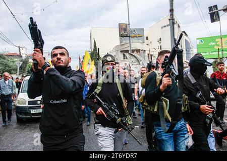 Djénine, Palestine. 12 novembre 2023. Des hommes armés prennent part aux funérailles d'Amer Arqawi, un jour après qu'il aurait été tué lors d'un raid israélien dans la ville de Djénine en Cisjordanie. Selon le Ministère palestinien de la santé, un palestinien a été tué et trois autres ont été blessés lors d ' affrontements avec les troupes israéliennes. Depuis le 07 octobre 2023, 185 Palestiniens ont été tués et plus de 2 000 blessés en Cisjordanie. Crédit : SOPA Images Limited/Alamy Live News Banque D'Images