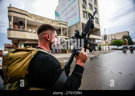 Djénine, Palestine. 12 novembre 2023. Un homme armé prend part aux funérailles d'Amer Arqawi, un jour après qu'il aurait été tué lors d'un raid israélien dans la ville de Djénine en Cisjordanie. Selon le Ministère palestinien de la santé, un palestinien a été tué et trois autres ont été blessés lors d ' affrontements avec les troupes israéliennes. Depuis le 07 octobre 2023, 185 Palestiniens ont été tués et plus de 2 000 blessés en Cisjordanie. Crédit : SOPA Images Limited/Alamy Live News Banque D'Images