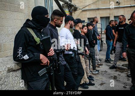 Djénine, Palestine. 12 novembre 2023. Des hommes armés prennent part aux funérailles d'Amer Arqawi, un jour après qu'il aurait été tué lors d'un raid israélien dans la ville de Djénine en Cisjordanie. Selon le Ministère palestinien de la santé, un palestinien a été tué et trois autres ont été blessés lors d ' affrontements avec les troupes israéliennes. Depuis le 07 octobre 2023, 185 Palestiniens ont été tués et plus de 2 000 blessés en Cisjordanie. Crédit : SOPA Images Limited/Alamy Live News Banque D'Images