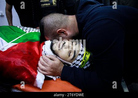 Djénine, Palestine. 12 novembre 2023. (NOTE DE LA RÉDACTION : l'image représente la mort)Un parent pleure à côté du corps d'Amer Arqawi pendant ses funérailles, un jour après qu'il aurait été tué lors d'un raid israélien dans la ville de Djénine en Cisjordanie. Selon le Ministère palestinien de la santé, un palestinien a été tué et trois autres ont été blessés lors d ' affrontements avec les troupes israéliennes. Depuis le 07 octobre 2023, 185 Palestiniens ont été tués et plus de 2 000 blessés en Cisjordanie. Crédit : SOPA Images Limited/Alamy Live News Banque D'Images