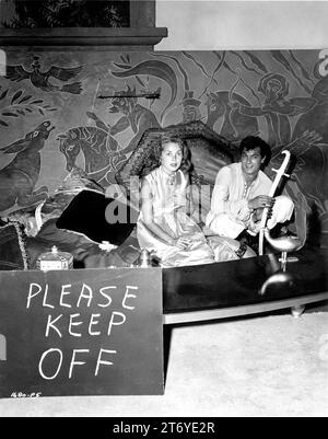 Set Visitor JANET LEIGH avec son nouveau mari TONY CURTIS sur le set Candid lors du tournage du FILS D'ALI BABA 1952 réalisateur KURT NEUMANN Cosemary Odell Universal-International Pictures (UI) Banque D'Images