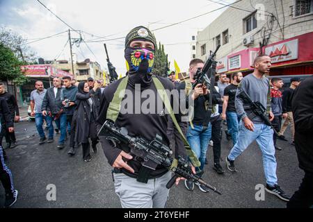 Des hommes armés prennent part aux funérailles d'Amer Arqawi, un jour après qu'il aurait été tué lors d'un raid israélien dans la ville de Djénine en Cisjordanie. Selon le Ministère palestinien de la santé, un palestinien a été tué et trois autres ont été blessés lors d ' affrontements avec les troupes israéliennes. Depuis le 07 octobre 2023, 185 Palestiniens ont été tués et plus de 2 000 blessés en Cisjordanie. (Photo de Nasser Ishtayeh / SOPA Images/Sipa USA) Banque D'Images