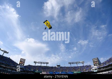 Baltimore, États-Unis. 12 novembre 2023. Un membre de l'équipe de parachutistes de l'US Navy SEAL entre dans le stade M&T Bank pour les activités de la Journée des vétérans avant la première mi-temps à Baltimore, Maryland, le dimanche 12 novembre 2023. Photo de David Tulis/UPI crédit : UPI/Alamy Live News Banque D'Images