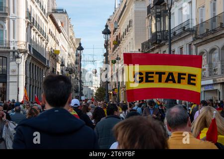 Différentes images d'une manifestation tenue à Madrid à la Puerta del sol où différentes personnes peuvent être vues marchant à travers la ville portant espagnol f Banque D'Images